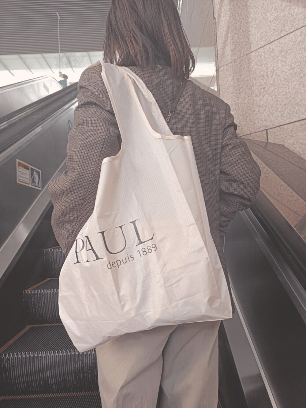 ベージュ系のチノパンツ、ブラウン系のバッグ、ブラウン系のジャケット/アウターを着用したレディースの冬コーディネートの2枚目の写真