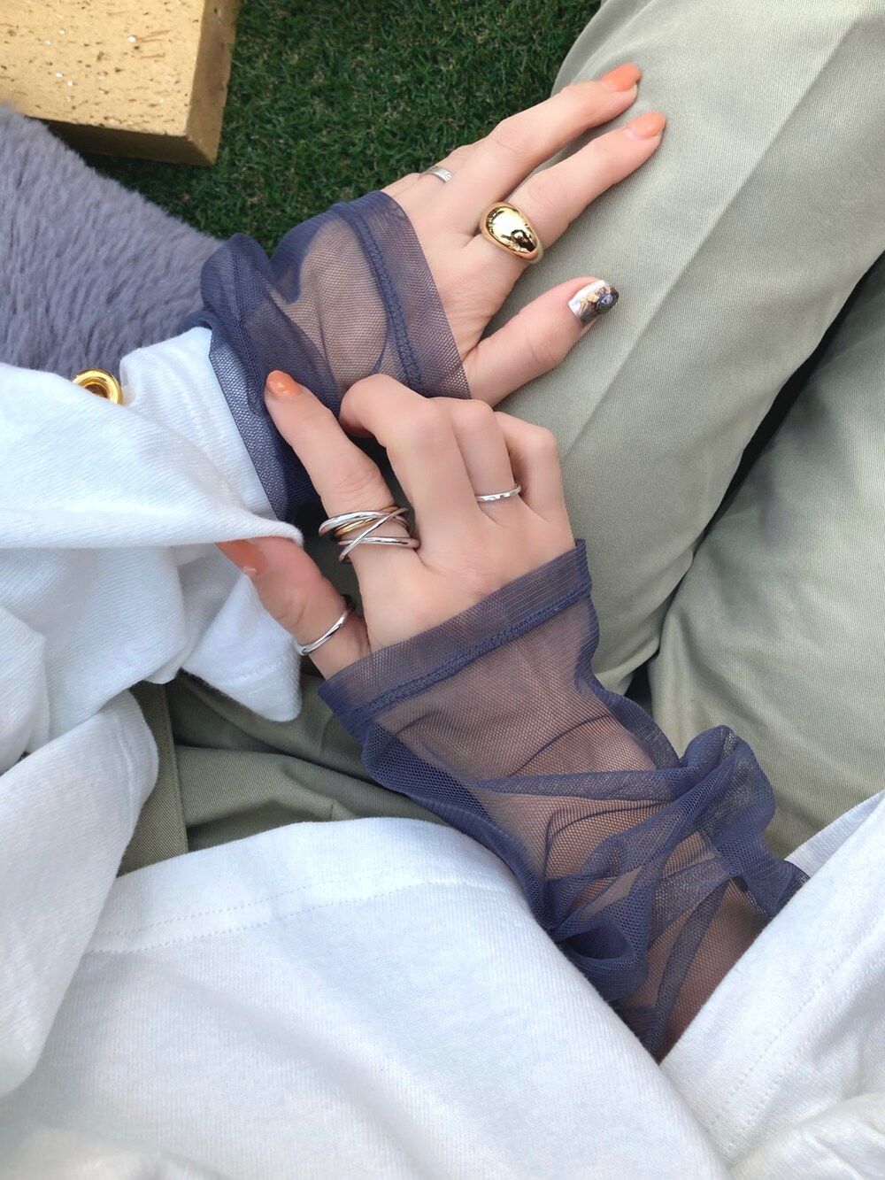 ベージュ系のその他パンツ、イエロー系のバッグ、ホワイト系のブーツを着用したレディースの春コーディネートの2枚目の写真