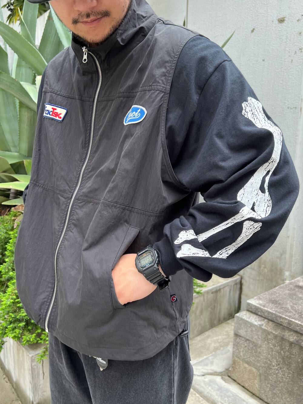 ブラック系のデニムパンツを着用したメンズの春コーディネートの3枚目の写真