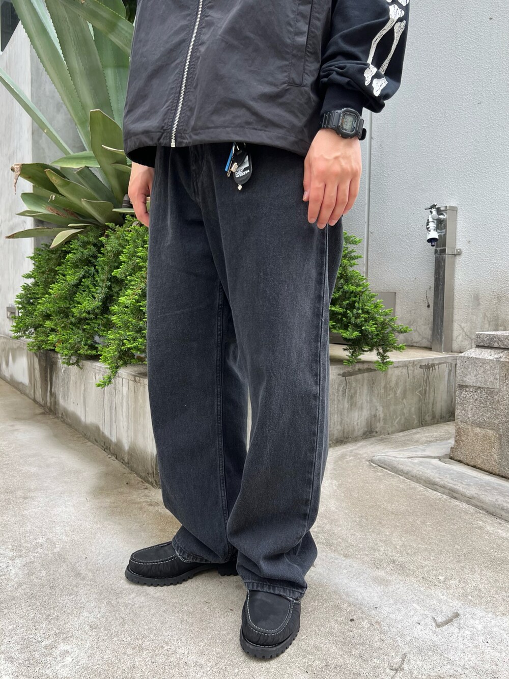 ブラック系のデニムパンツを着用したメンズの春コーディネートの5枚目の写真