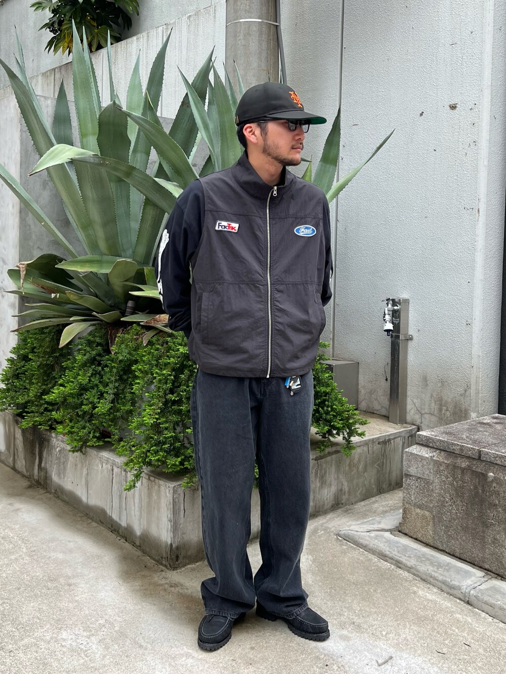 ブラック系のデニムパンツを着用したメンズの春コーディネートの2枚目の写真