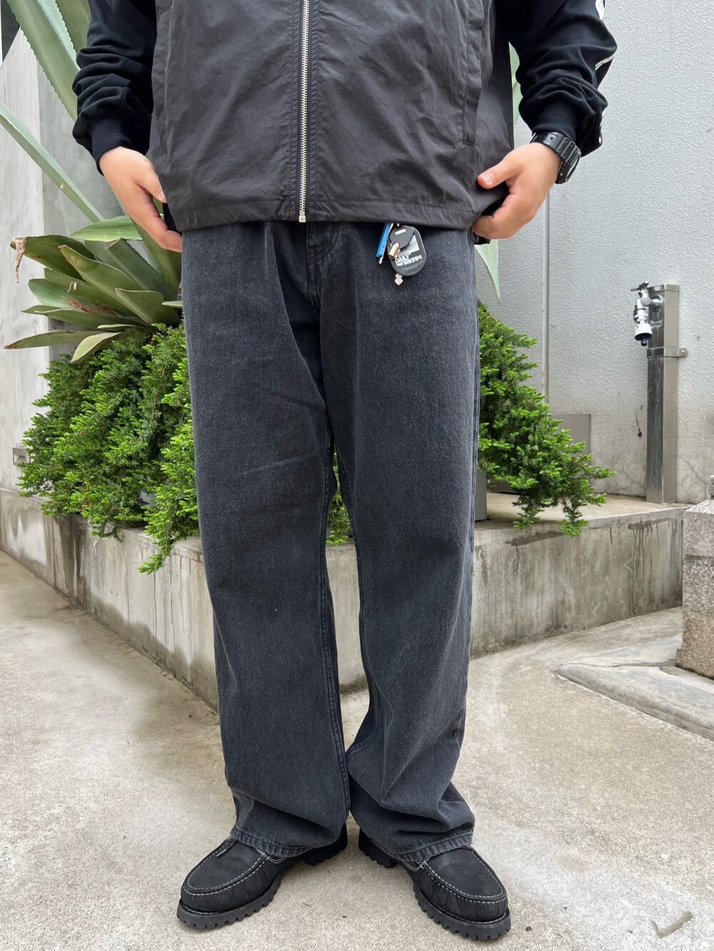 ブラック系のデニムパンツを着用したメンズの春コーディネートの4枚目の写真