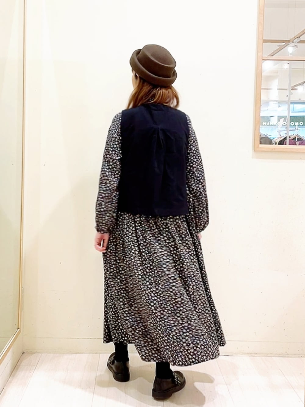 ブラック系のワンピース、ブラック系のベストを着用したレディースの冬コーディネートの4枚目の写真