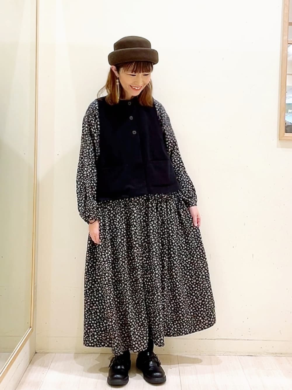 ブラック系のワンピース、ブラック系のベストを着用したレディースの冬コーディネートの2枚目の写真