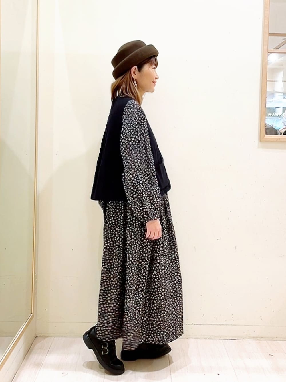 ブラック系のワンピース、ブラック系のベストを着用したレディースの冬コーディネートの3枚目の写真