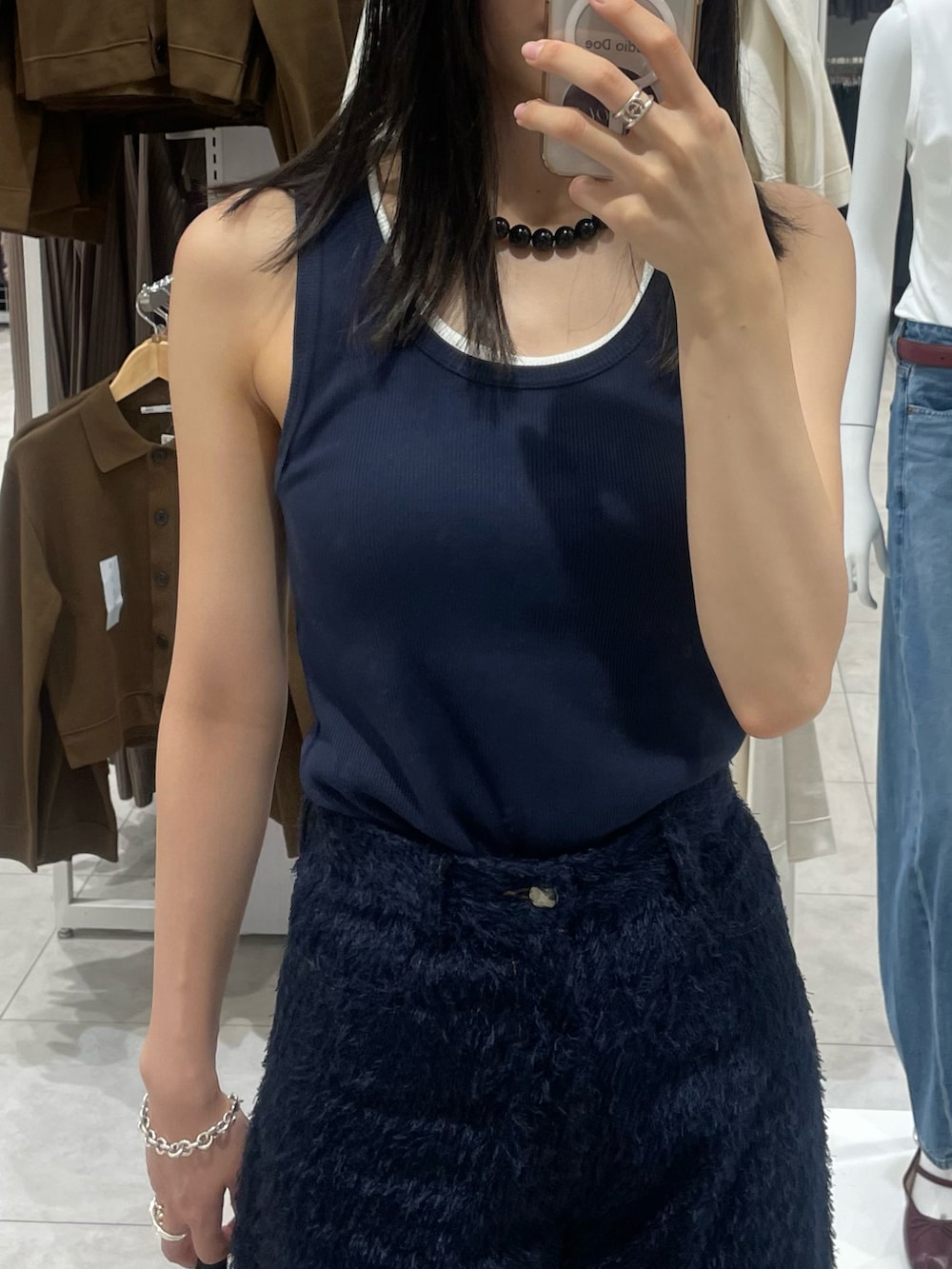 ブラック系のハンドバッグ、ブルー系のその他パンツ、ブルー系のタンクトップを着用したレディースの夏コーディネートの2枚目の写真