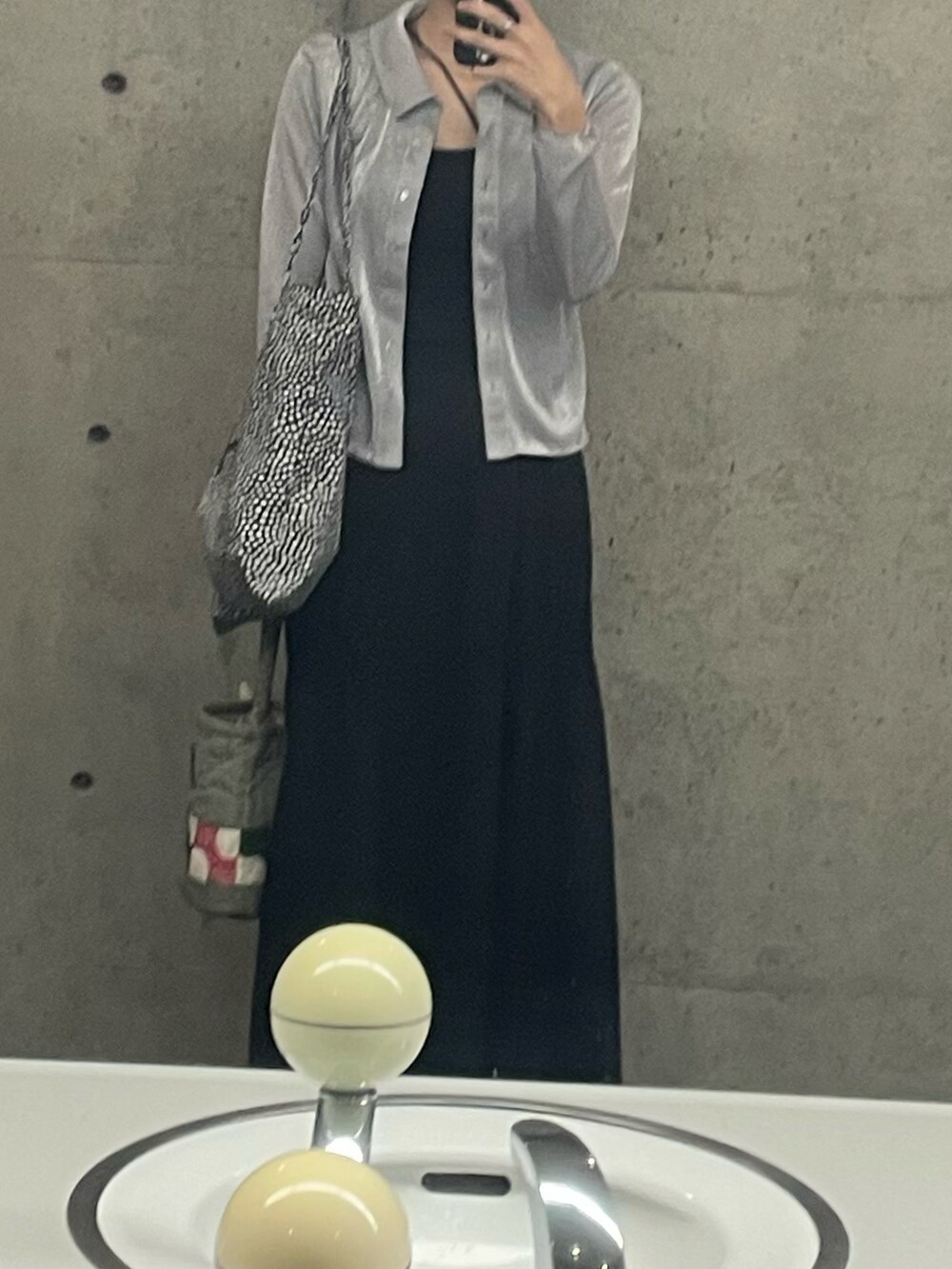 グレー系のシャツ/ブラウス、ブラック系のスカート、ブラック系のサンダルを着用したレディースの夏コーディネートの2枚目の写真