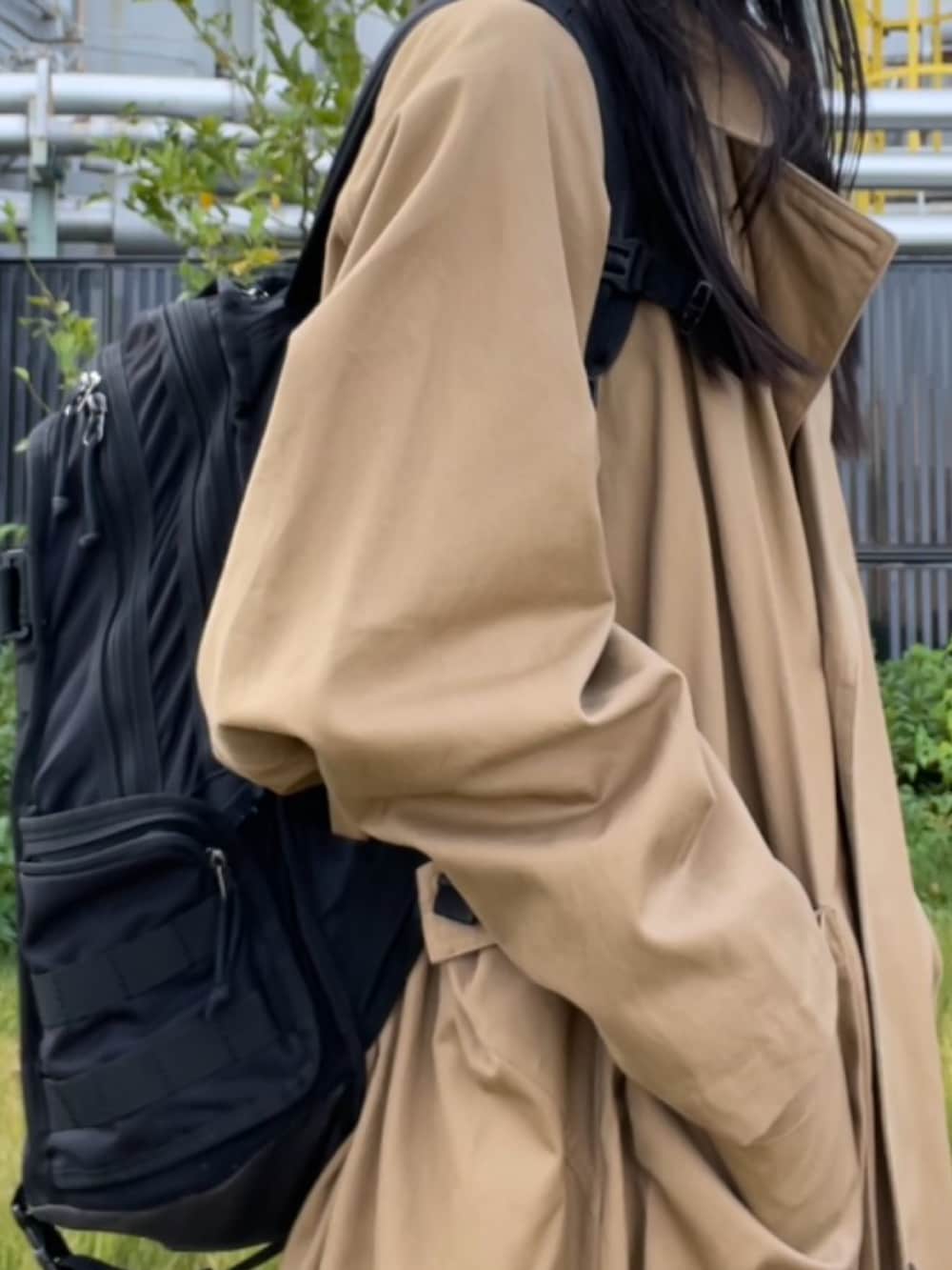 ベージュ系のトレンチコート、ブルー系のシャツ/ブラウス、グレー系のスウェットパンツを着用したレディースの秋コーディネートの3枚目の写真