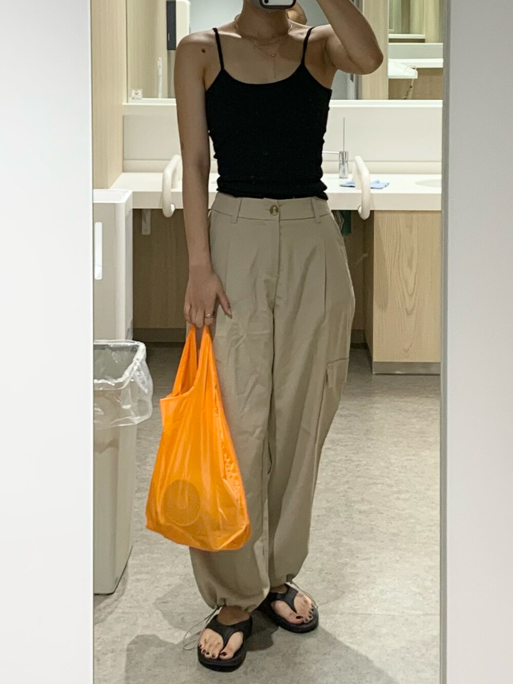 ブラック系のキャミソール、グリーン系のシャツ/ブラウス、ベージュ系のカーゴパンツを着用したレディースの夏コーディネートの2枚目の写真