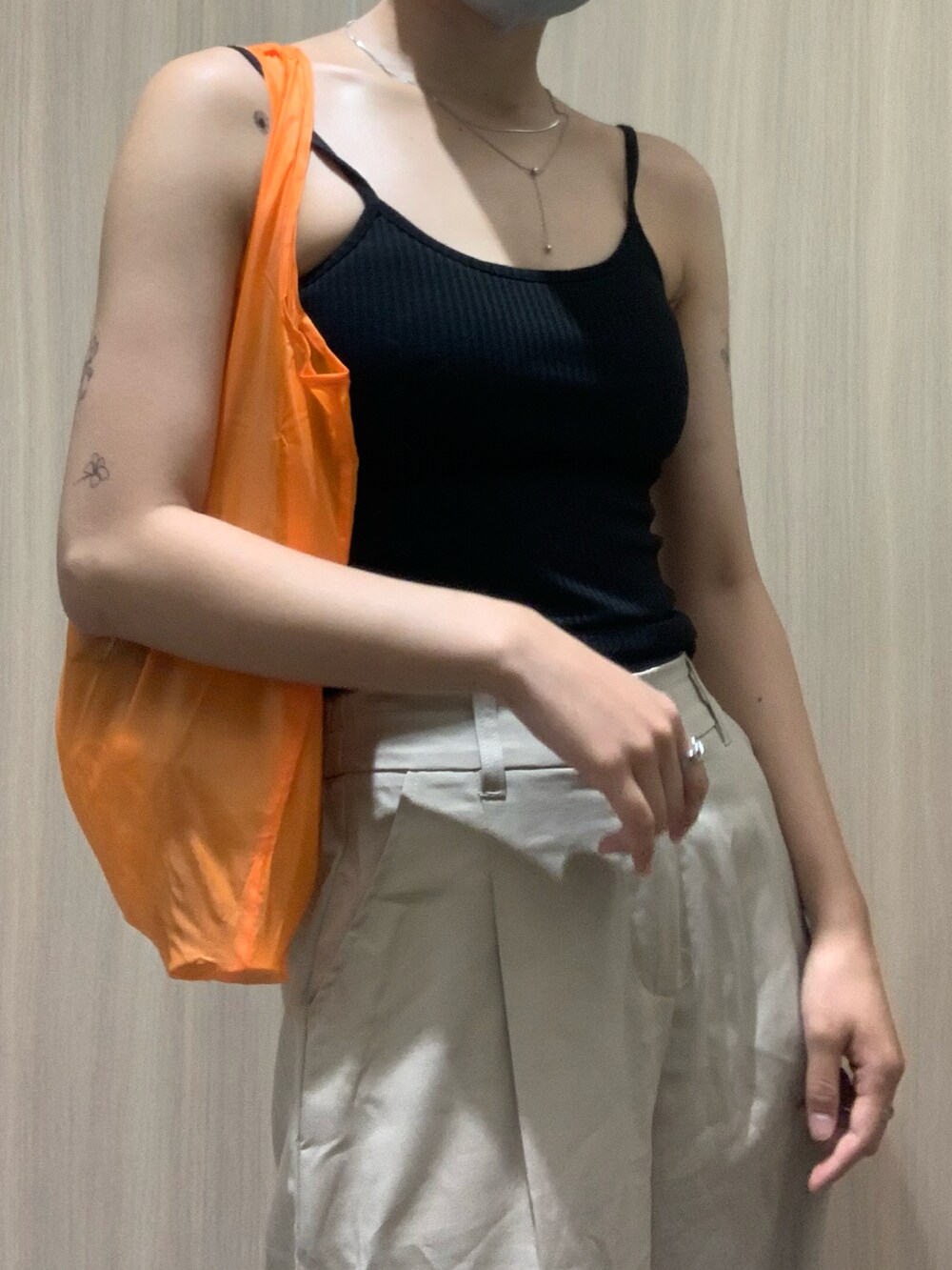 ブラック系のキャミソール、グリーン系のシャツ/ブラウス、ベージュ系のカーゴパンツを着用したレディースの夏コーディネートの3枚目の写真