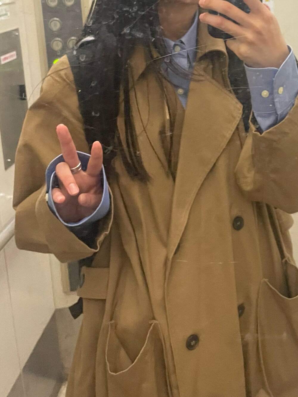 ベージュ系のトレンチコート、ブルー系のシャツ/ブラウス、グレー系のスウェットパンツを着用したレディースの秋コーディネートの4枚目の写真