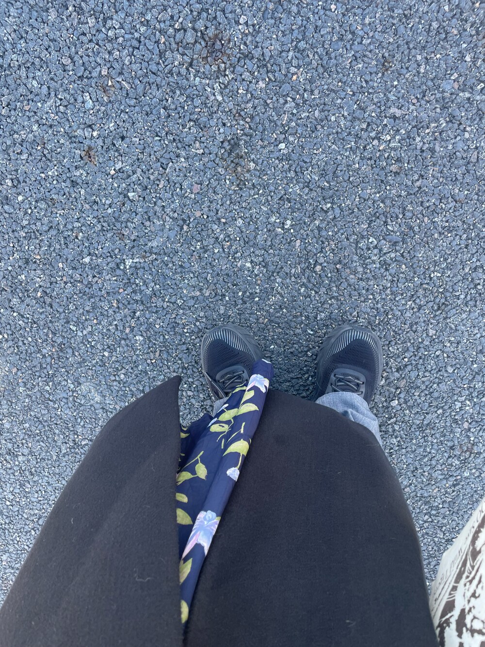 ブラック系のチェスターコート、ブルー系のワンピース/ドレス、ブラック系のバッグを着用したレディースの冬コーディネートの4枚目の写真