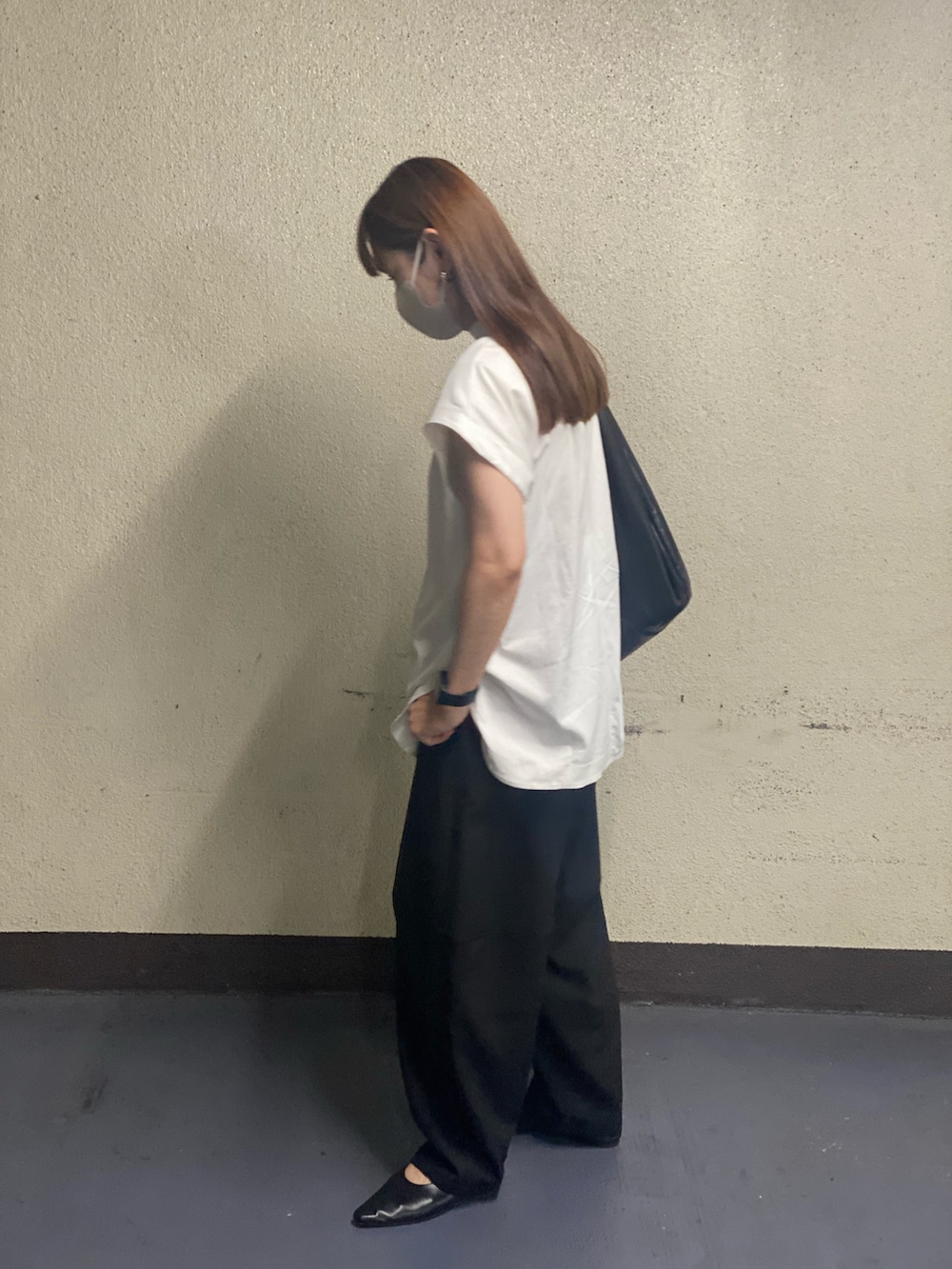 ホワイト系のTシャツ/カットソー、ブラック系のバレエシューズ、ブラック系のショルダーバッグを着用したレディースの秋コーディネートの2枚目の写真