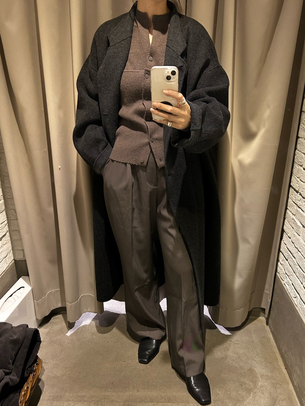 ブラウン系のカーディガン/ボレロ、グレー系のスラックス、ブラック系のシューズを着用したレディースの冬コーディネートの2枚目の写真