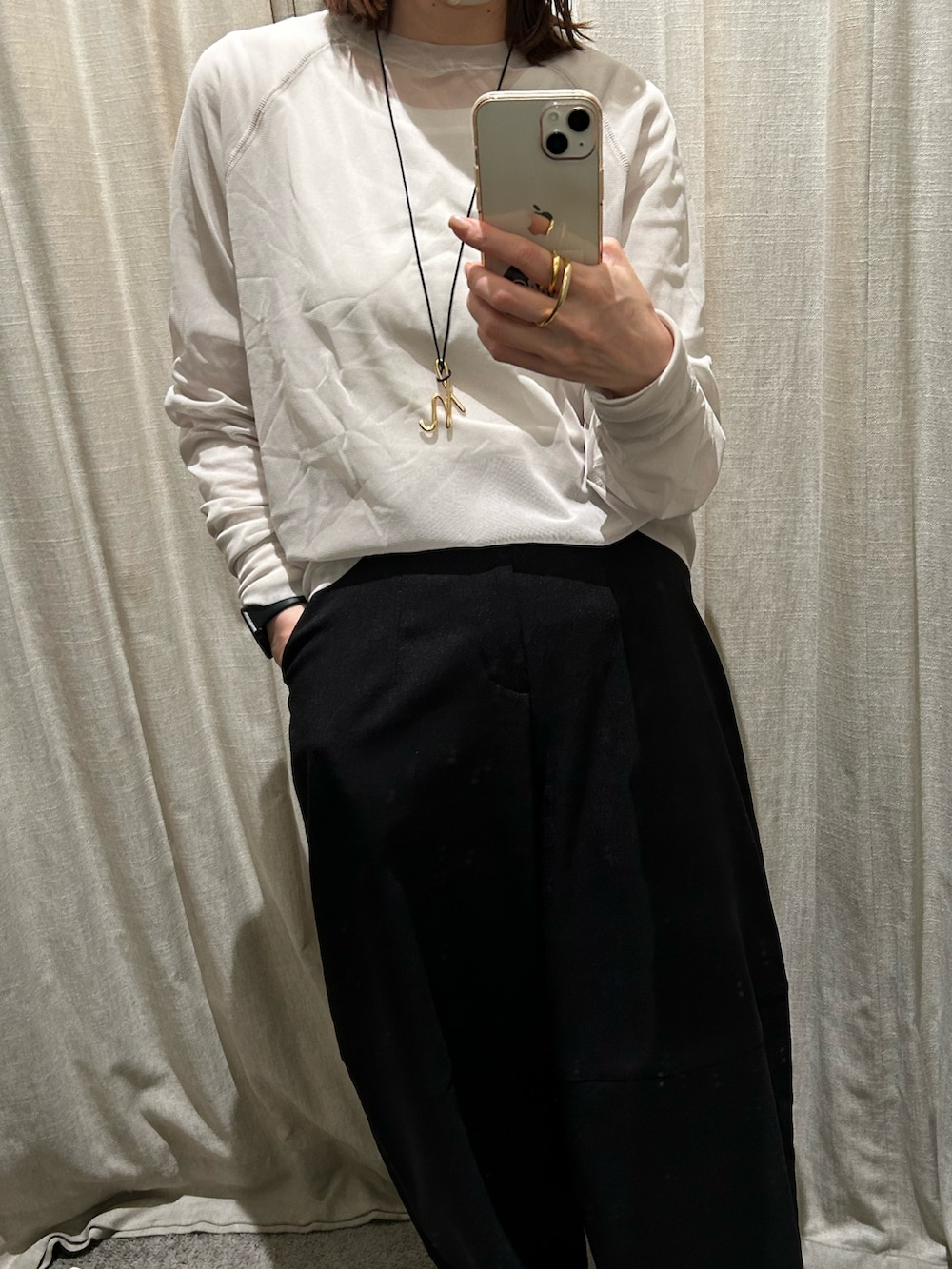 ベージュ系のTシャツ/カットソー、ブラック系のパンツ、ブラック系のシューズを着用したレディースの春コーディネートの2枚目の写真