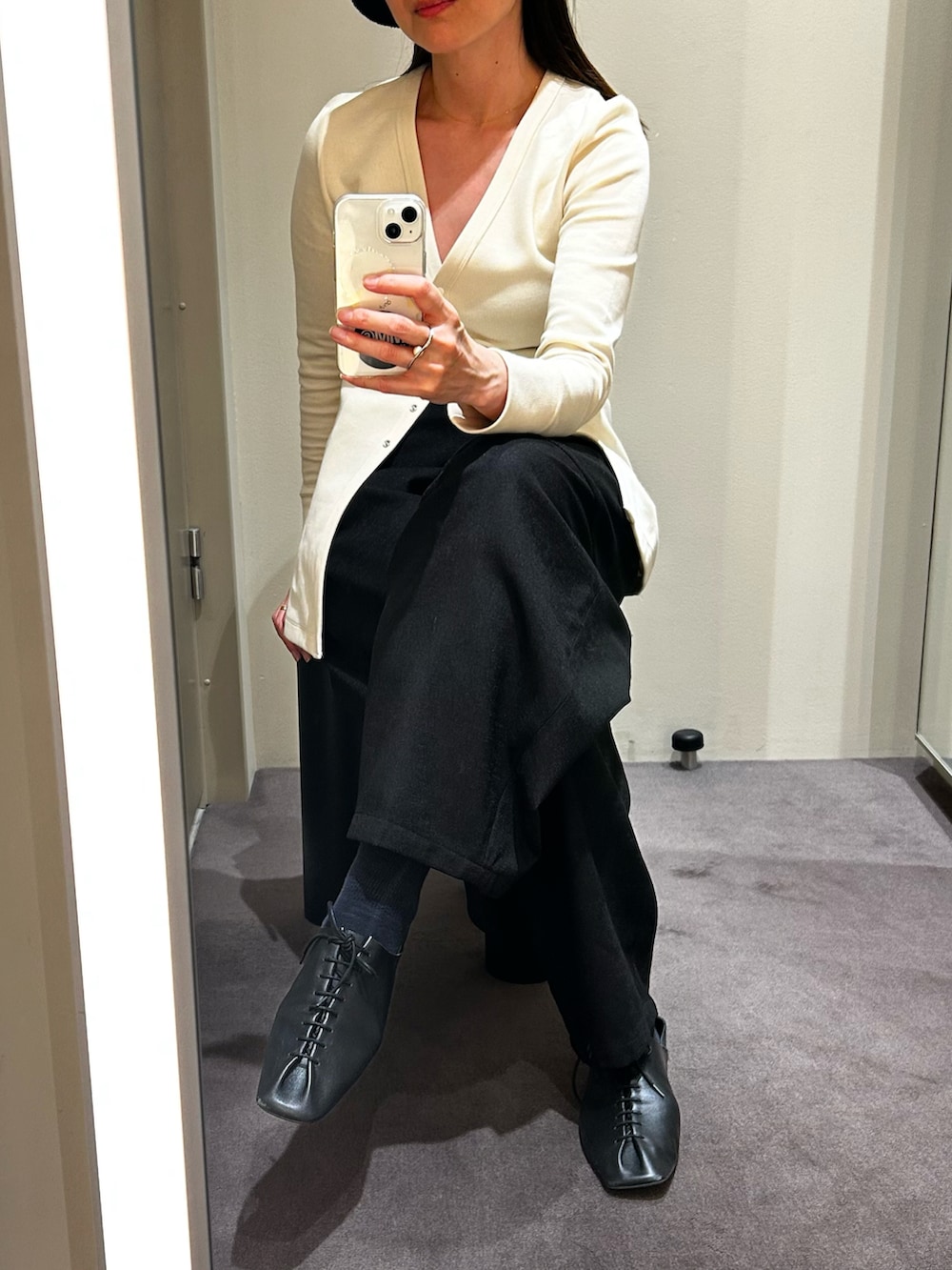 ホワイト系のカーディガン/ボレロ、ブラック系のパンツ、ブラック系のスリッポンを着用したレディースの春コーディネートの2枚目の写真