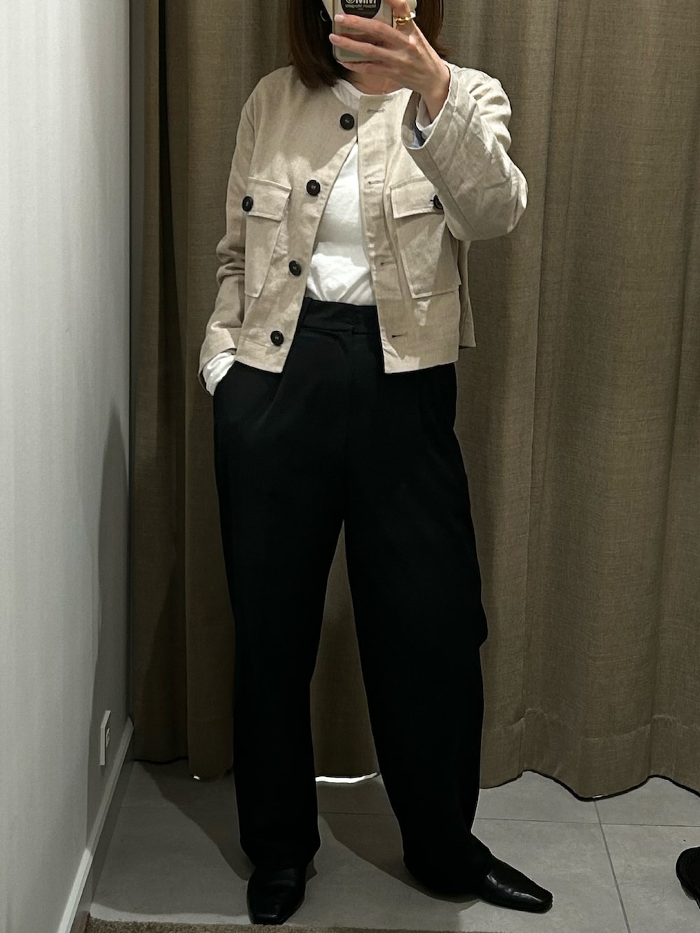 ホワイト系のTシャツ/カットソー、ホワイト系のキャミソール、ブルー系のパンツを着用したレディースの春コーディネートの2枚目の写真