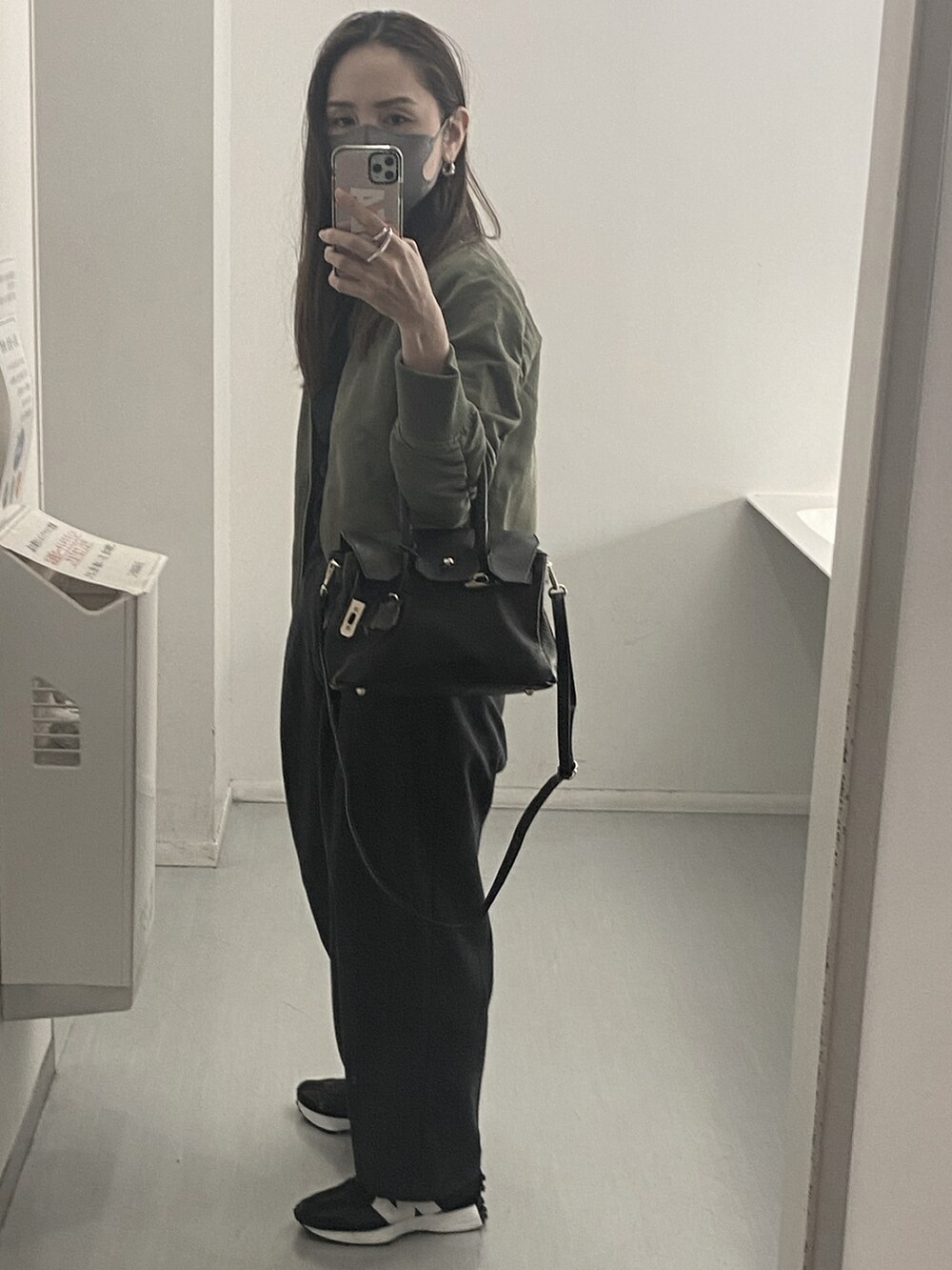 ブラック系のTシャツ/カットソー、グレー系のその他パンツ、シルバー系のリングを着用したレディースの秋コーディネートの3枚目の写真