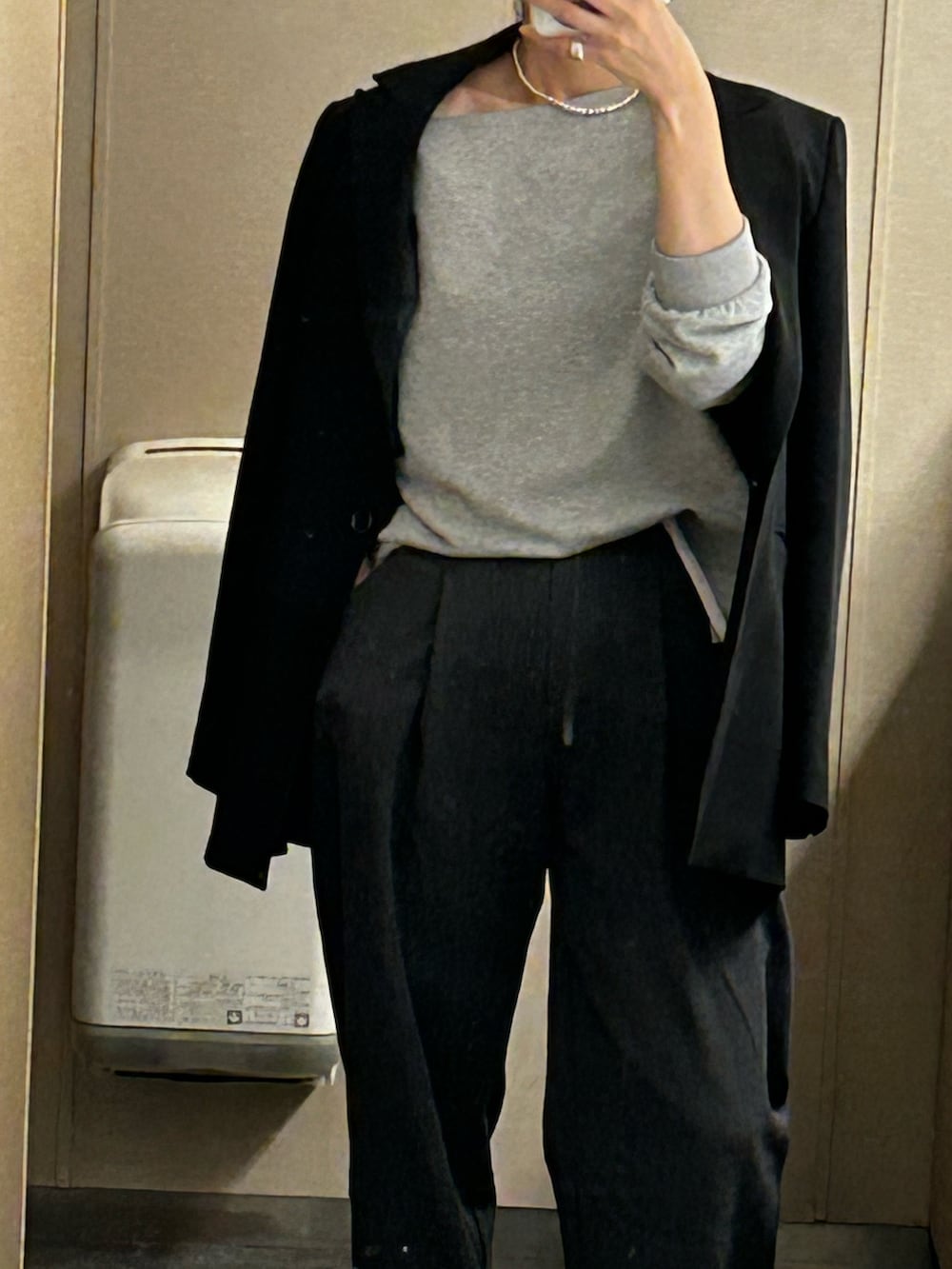 グレー系のトップス、ブラック系のテーラードジャケット、グレー系のその他パンツを着用したレディースの秋コーディネートの2枚目の写真