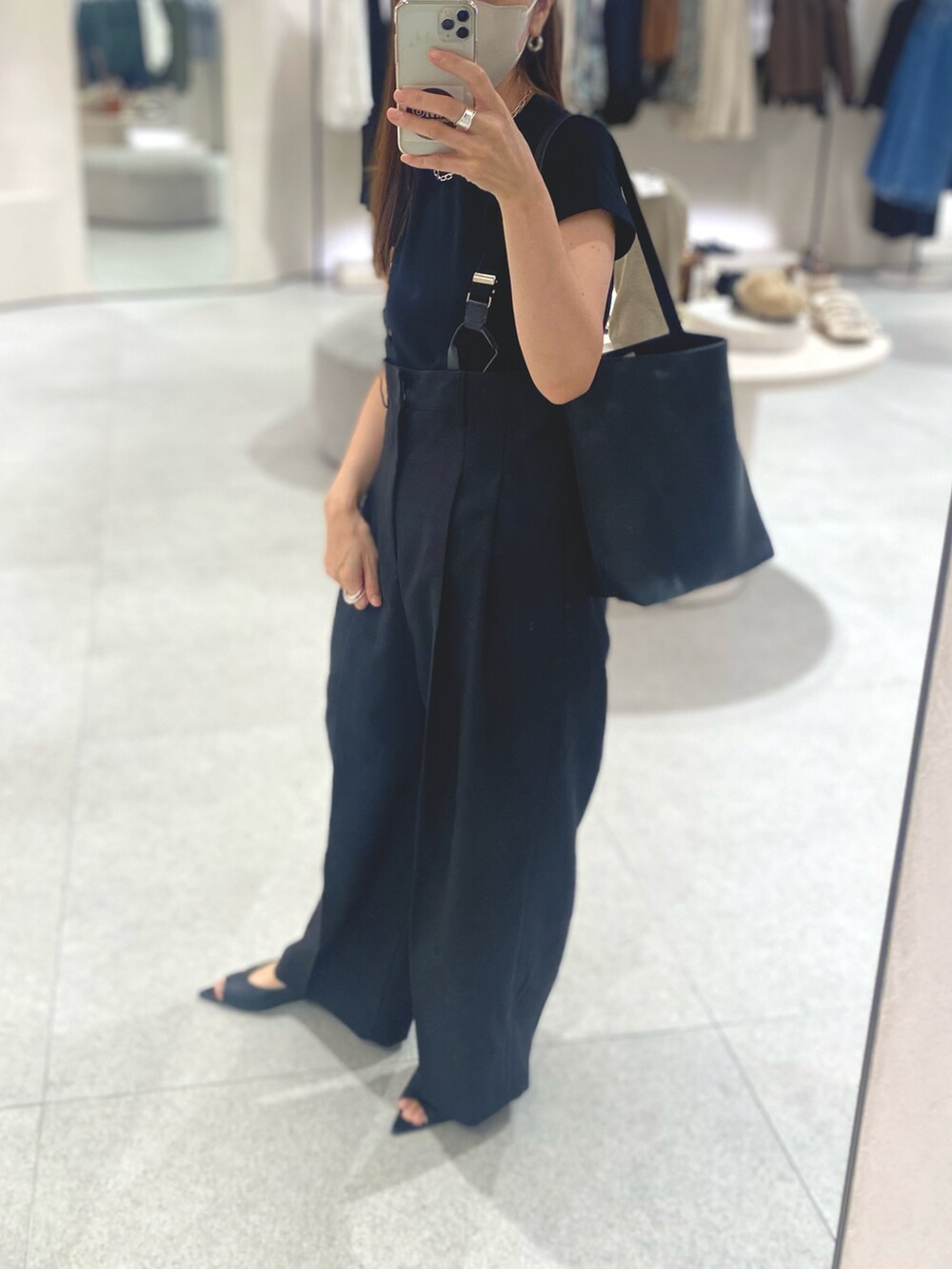 ブラック系のパンツ、ブラック系のその他シューズ、ブラック系のトップスを着用したレディースの秋コーディネートの2枚目の写真