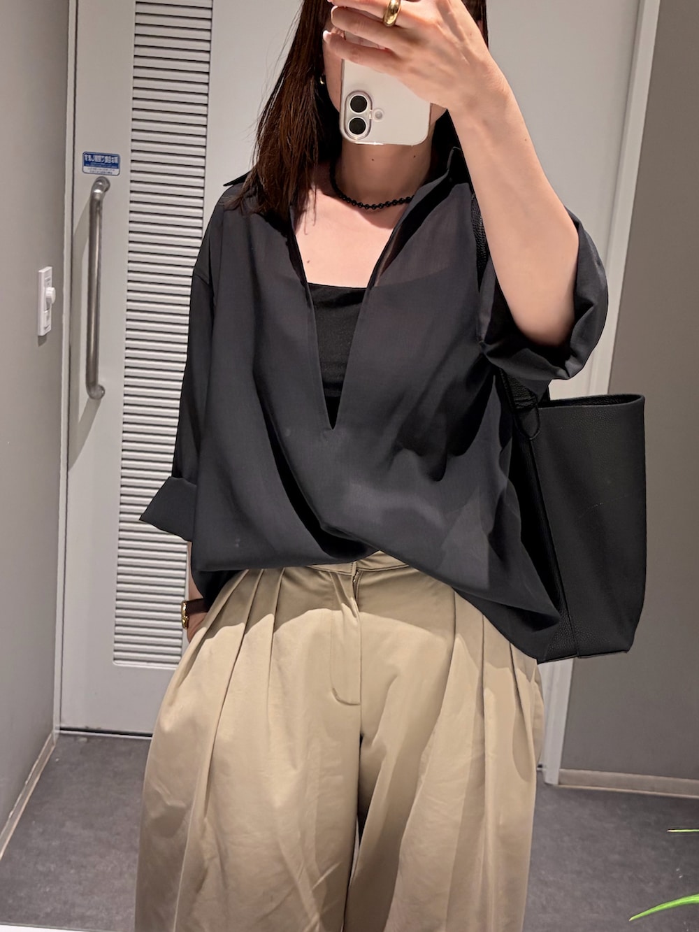 ブルー系のシャツ/ブラウス、ベージュ系のチノパンツ、ブラック系のショルダーバッグを着用したレディースの夏コーディネートの2枚目の写真
