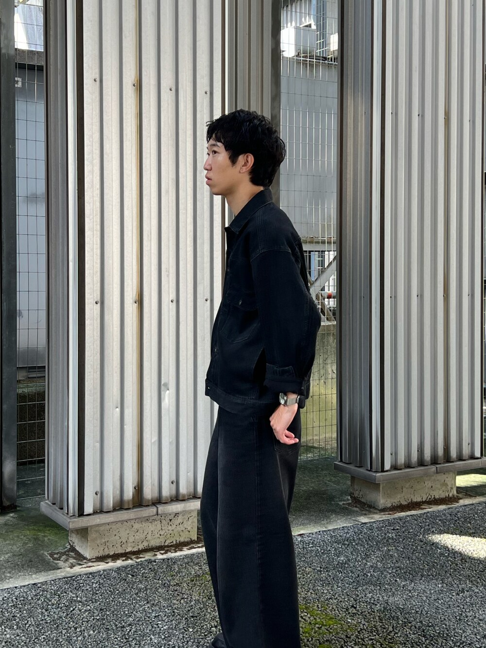 「秋っぽコーデ更新中、レザー、ブラックコーデ、デニムジャケット、デニムパンツ、デニムコーデ、ローファー、厚底シューズ、ワイドパンツ、ジャケットスタイル、シンプルコーデ、ワントーンコーデ、カジュアルコーデ、モノトーンコーデ、モノトーン」｜「CALLNEの【CALLNE】1Tuck Wide Straight Deinm / 1タックワイドストレートデニム（12.8oz）（デニムパンツ、ブラック系）」を使った、kenさん（メンズ・175cm）の秋コーディネートの3枚目の写真