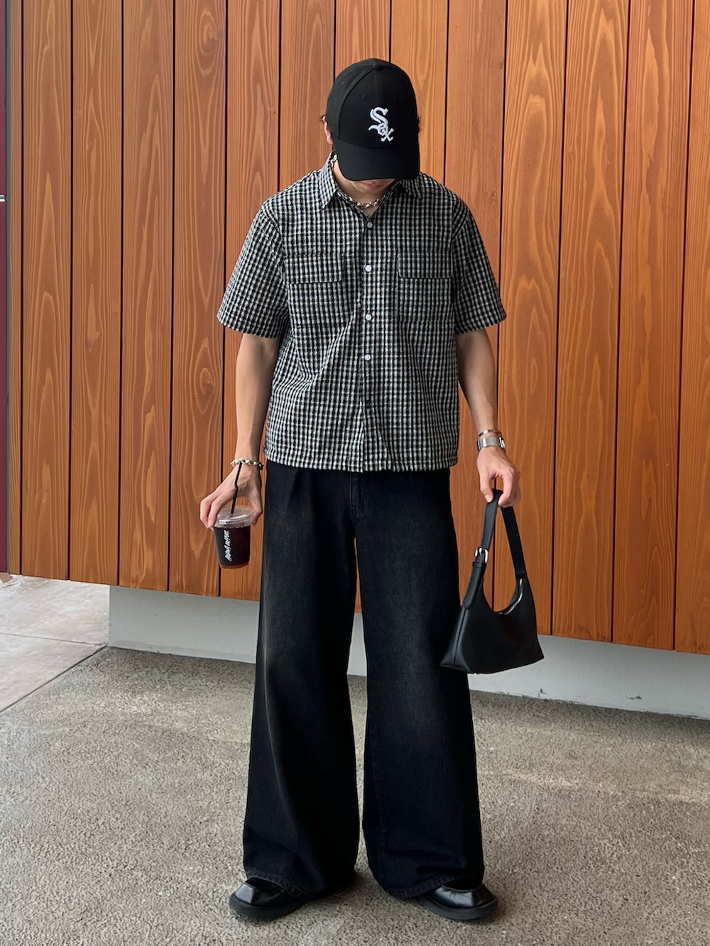 「モノトーン、ブラックコーデ、ローファー、厚底シューズ、ワイドパンツ、デニム、デニムパンツ、シャツスタイル、シャツ、キャップ、フェススタイル、ミニバッグ、チェック、シンプルコーデ、夏コーデ」｜「NEW ERAの【NEW ERA】 9FORTY Chicago White Sox  シカゴ ホワイトソックス（キャップ、ブラック系）」を使った、kenさん（骨格ウェーブ・メンズ・175cm）の夏コーディネートの2枚目の写真