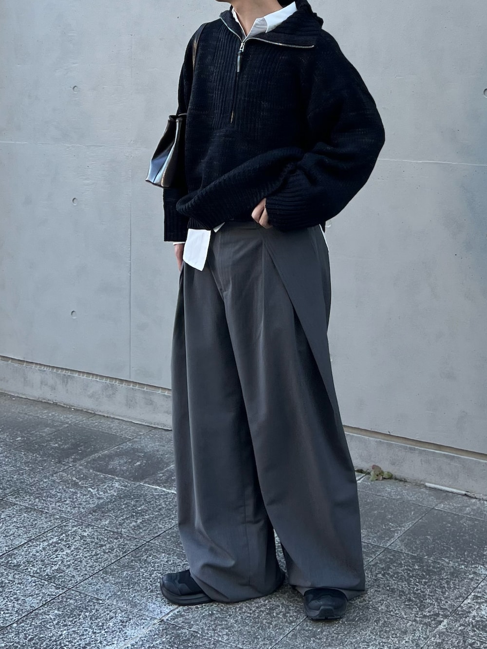 ブラック系のスニーカー、ブラック系のニット/セーター、ホワイト系のシャツ/ブラウスを着用したメンズの秋コーディネートの2枚目の写真