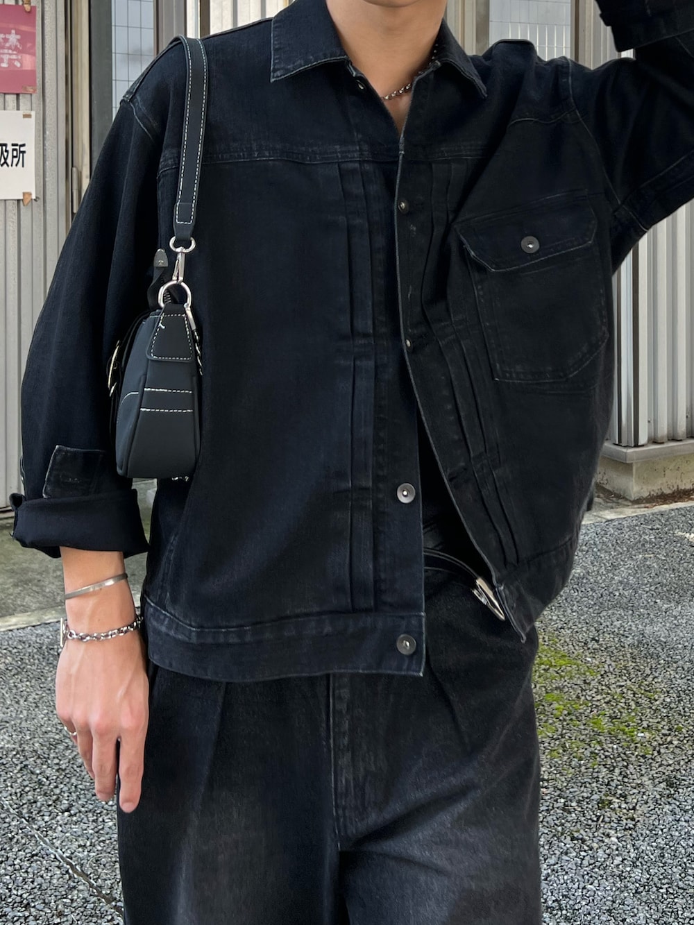 「秋っぽコーデ更新中、レザー、ブラックコーデ、デニムジャケット、デニムパンツ、デニムコーデ、ローファー、厚底シューズ、ワイドパンツ、ジャケットスタイル、シンプルコーデ、ワントーンコーデ、カジュアルコーデ、モノトーンコーデ、モノトーン」｜「CALLNEの【CALLNE】1Tuck Wide Straight Deinm / 1タックワイドストレートデニム（12.8oz）（デニムパンツ、ブラック系）」を使った、kenさん（メンズ・175cm）の秋コーディネートの2枚目の写真