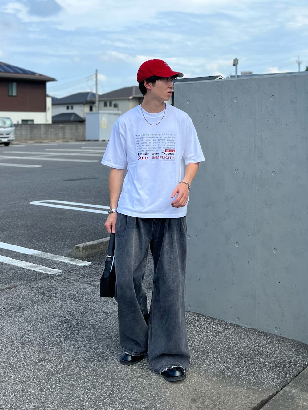 ホワイト系のTシャツ/カットソー、ブラック系のデニムパンツ、ブラック系のハンドバッグを着用したメンズの夏コーディネートの2枚目の写真