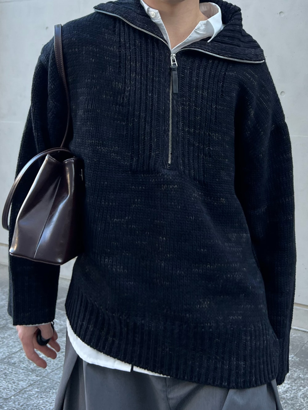 ブラック系のスニーカー、ブラック系のニット/セーター、ホワイト系のシャツ/ブラウスを着用したメンズの秋コーディネートの3枚目の写真