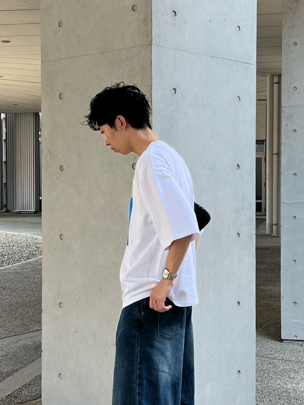 「アツいコーデ全部見せ、夏コーデ、プチプラ、白Tシャツ、夏だ！Tシャツ着よう！、Tシャツ、デニム、デニムパンツ、ローファー、厚底シューズ、きれいめカジュアル、ワイドパンツ、シンプルコーデ、シンプル、WEARyouthコーデ」｜「CALLNEの【CALLNE】1Tuck Wide Straight Deinm / 1タックワイドストレートデニム（12.8oz）（デニムパンツ、ブルー系）」を使った、kenさん（メンズ・175cm）の夏コーディネートの3枚目の写真