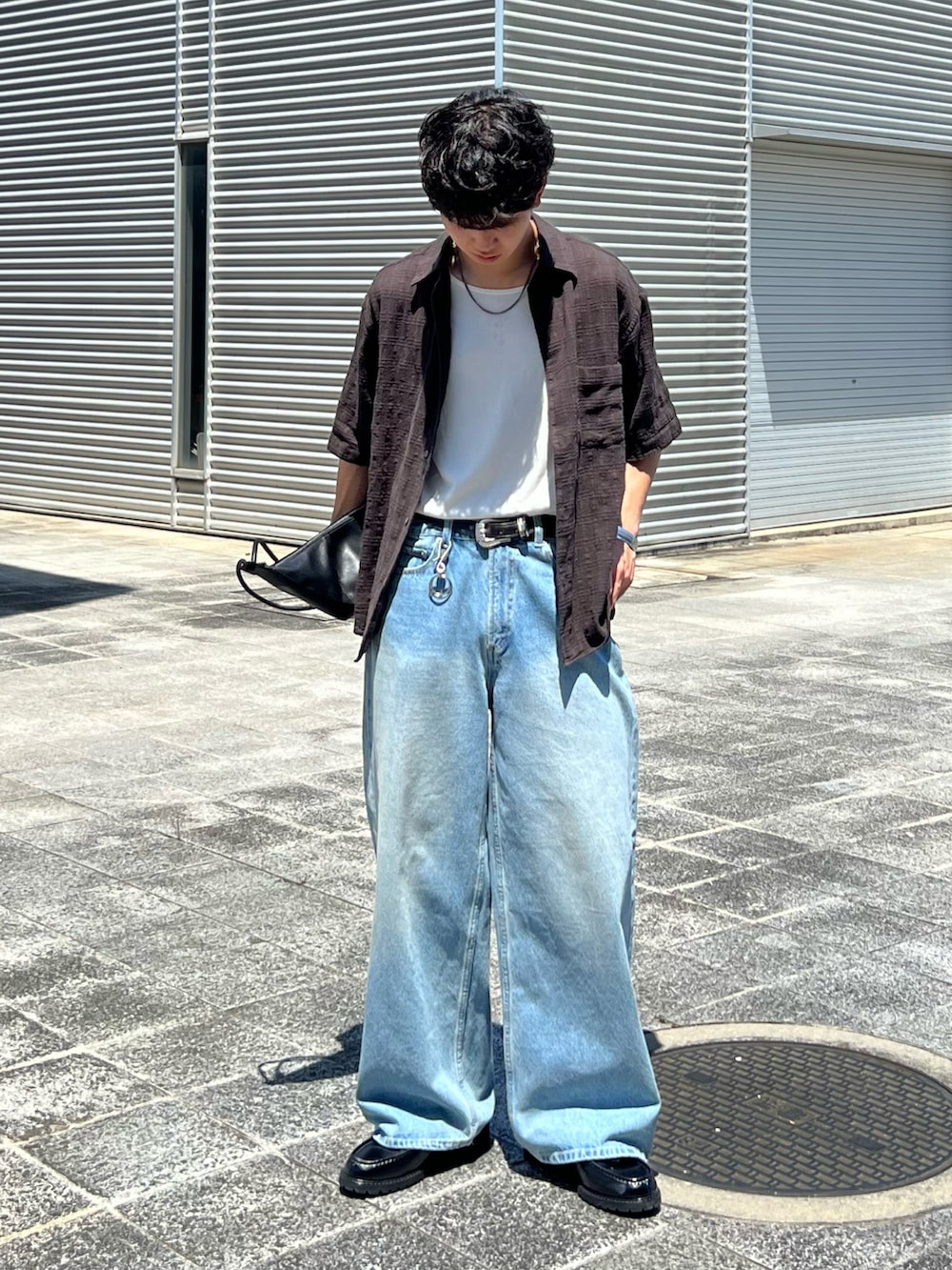 「夏ルックで気分アップ、デニム、シアートップス、デニムパンツ、シャツスタイル、シャツ、タンクトップ、タックイン、サンダル、ショルダーバッグ、プチプラ、プチプラコーデ、ワイドパンツ、きれいめカジュアル、夏コーデ」｜「COLONY 2139のワイドストレートデニム（デニムパンツ、ブルー系）」を使った、kenさん（骨格ウェーブ・メンズ・175cm）の夏コーディネートの2枚目の写真