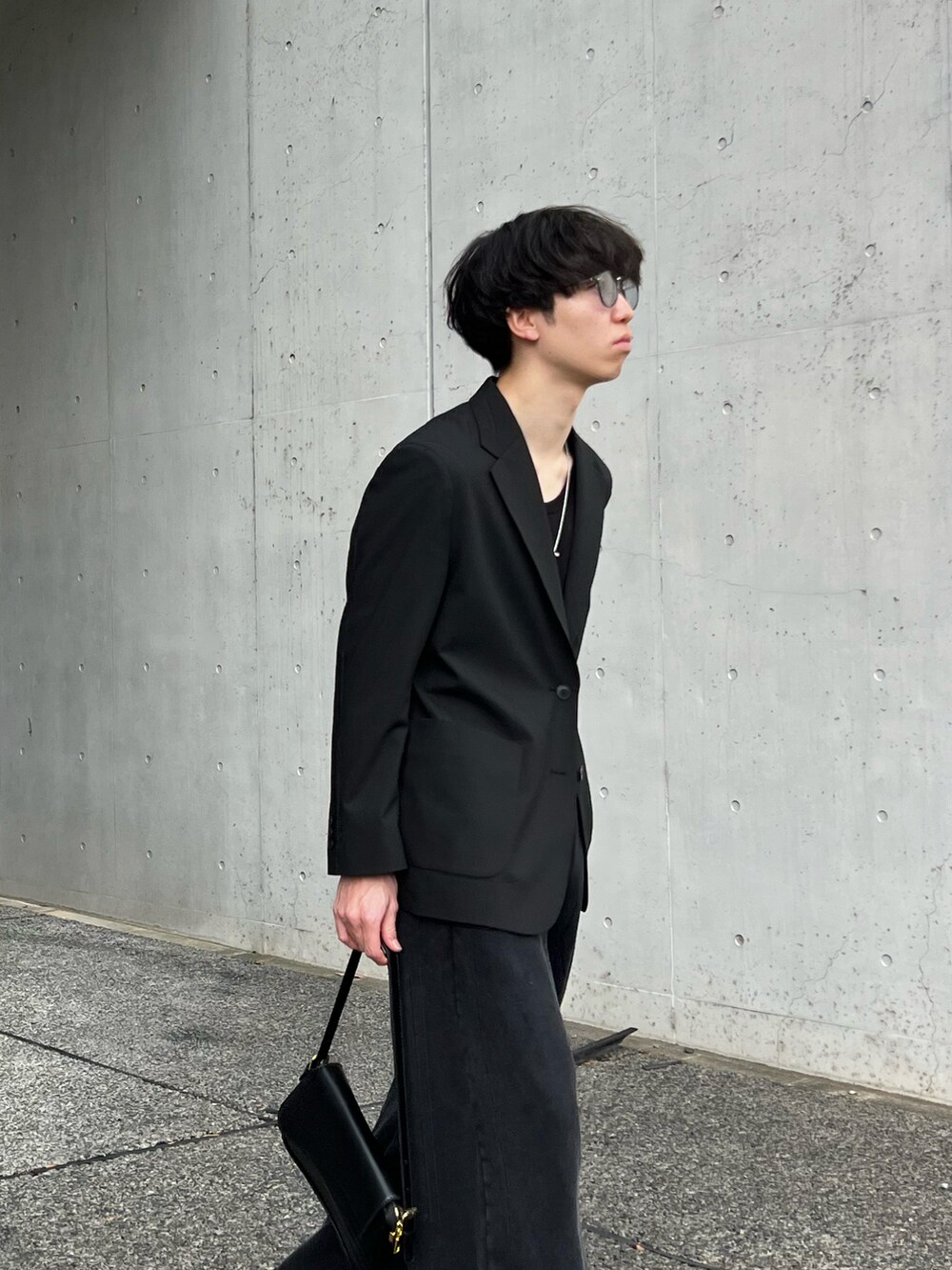 「春コーデ、春アウター、ジャケット、スウェットパンツ、ブーツ、ワントーンコーデ、オールブラック、きれいめカジュアル、シンプルコーデ、モノトーン、モノトーンコーデ、スウェットコーデ、ワイドパンツ、春服、プチプラ」｜「UNIQLOのアイテム（テーラードジャケット、ブラック系）」を使った、kenさん（メンズ・175cm）の春コーディネートの2枚目の写真