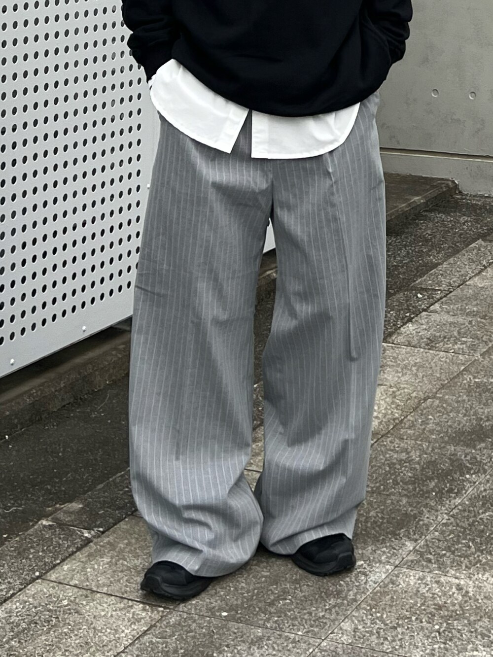 ブラック系のスウェット、ホワイト系のシャツ/ブラウス、グレー系のその他パンツを着用したメンズの秋コーディネートの2枚目の写真