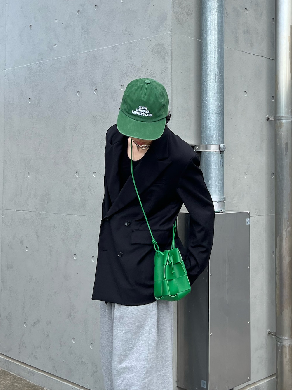 グレー系のスウェットパンツ、ブラック系のローファー、ブラック系のテーラードジャケットを着用したメンズの春コーディネートの2枚目の写真