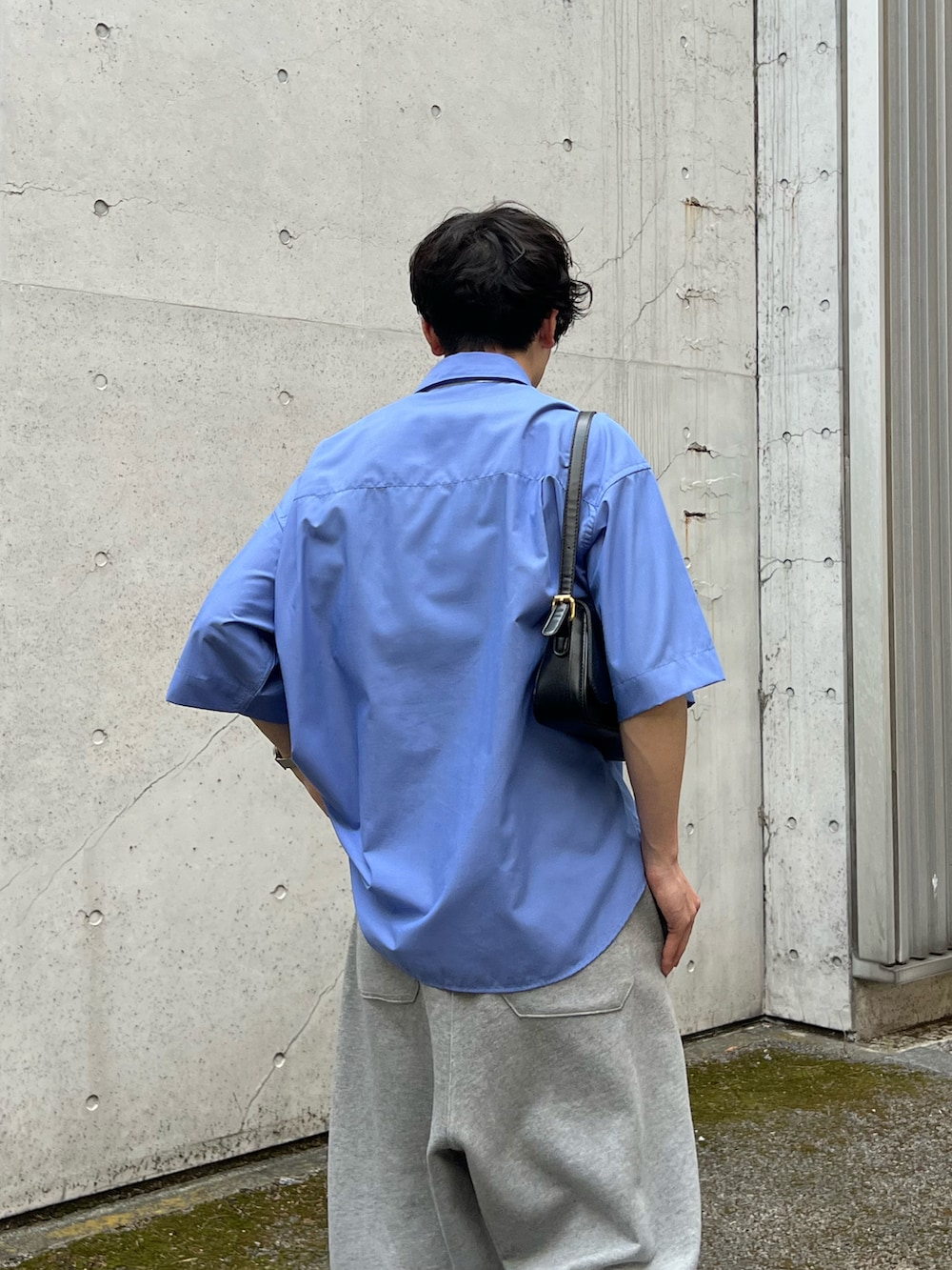 「プチプラ、夏コーデ、シャツ好き集まれ、スウェットパンツ、スウェット、シャツスタイル、シャツ、スニーカー、スニーカーコーデ、韓国ファッション、ワイドパンツ、デートコーデ、プチプラコーデ、きれいめカジュアル、シンプルコーデ」｜「WYM LIDNMのTENCEL WIDE HALF SLEEVE SHIRT（シャツ/ブラウス、ブルー系）」を使った、kenさん（メンズ・175cm）の夏コーディネートの2枚目の写真