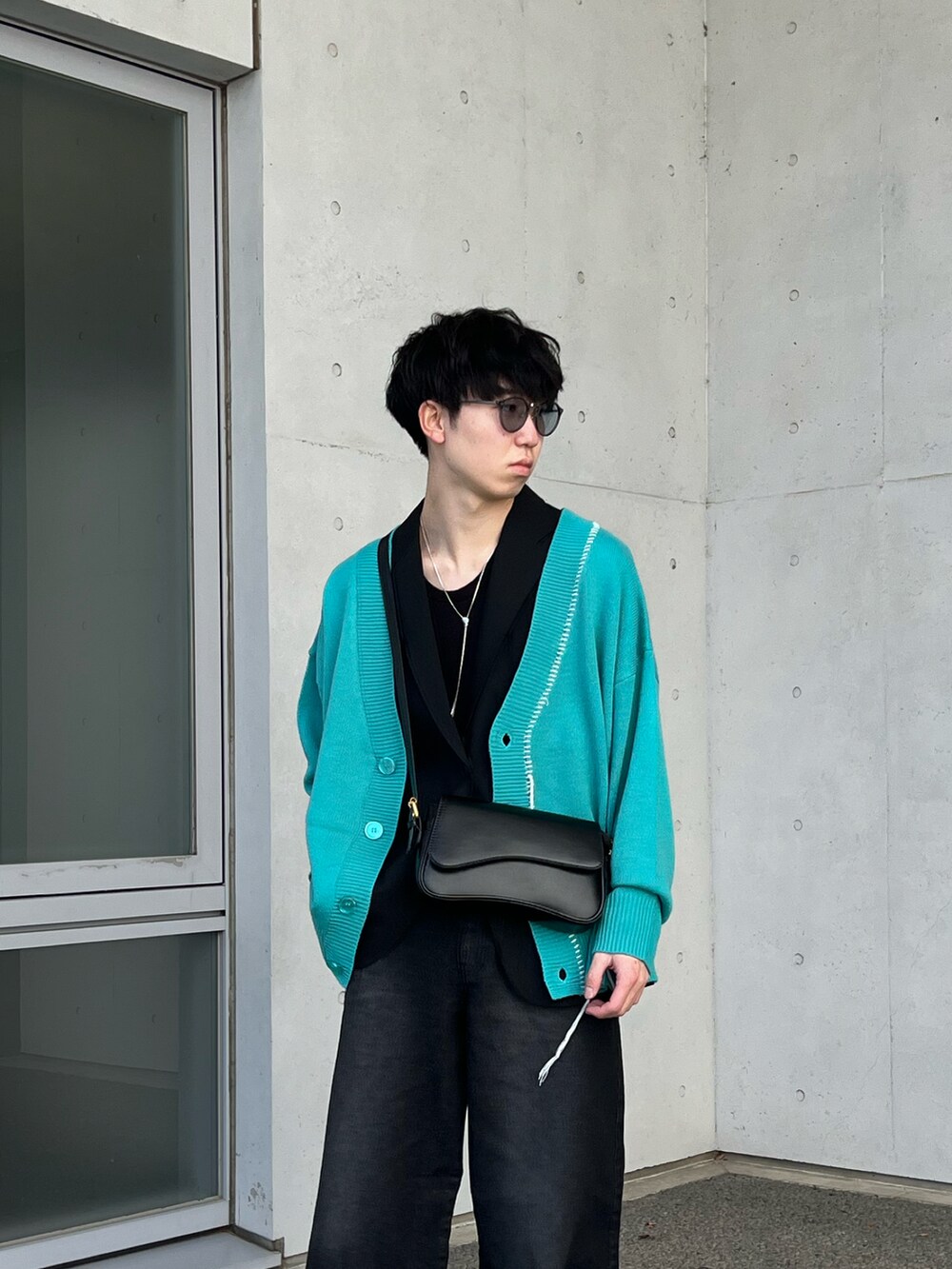 「デニム、デニムパンツ、春コーデ、春服みてみて、春アウター、ジャケットスタイル、スニーカー、レイヤードスタイル、プチプラ、カーディガン、ニット、ショルダーバッグ、シンプルコーデ、きれいめカジュアル、春のおしゃ見えテクニック」｜「CALLNEの【CALLNE】1Tuck Wide Straight Deinm / 1タックワイドストレートデニム（12.8oz）（デニムパンツ、ブラック系）」を使った、kenさん（メンズ・175cm）の春コーディネートの2枚目の写真
