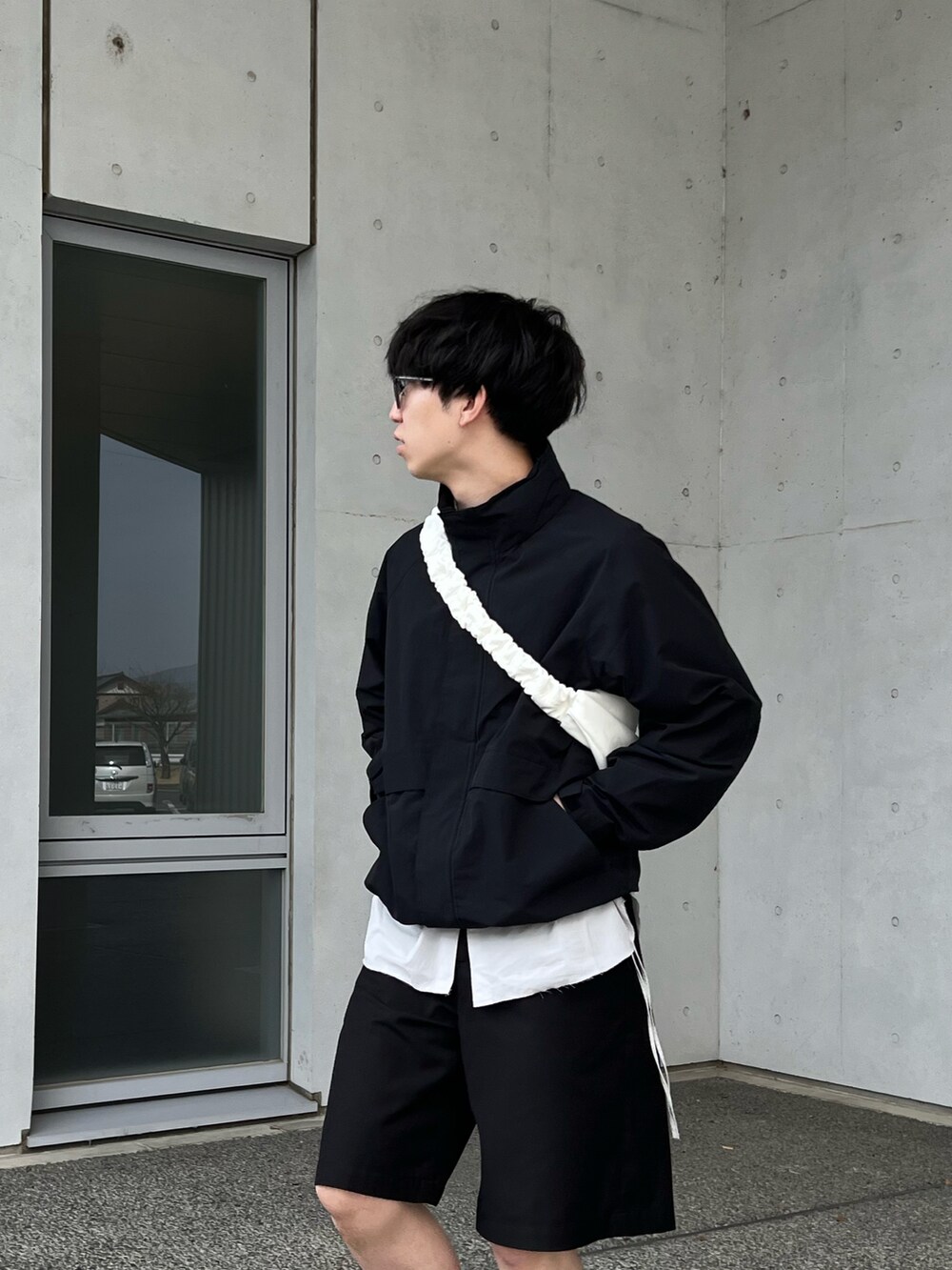 「春のNewスタイル、春コーデ、春アウター、古着MIX、ショーツ、ハーフパンツ、シャツスタイル、シャツ、モノトーン、モノトーンコーデ、レイヤードスタイル、ローファー、ショルダーバッグ、きれいめカジュアル、スポーツミックス」｜「shiki tokyoのHigh sole volume loafers  / ハイソールボリュームローファー（ローファー、ブラック系）」を使った、kenさん（メンズ・175cm）の春コーディネートの2枚目の写真