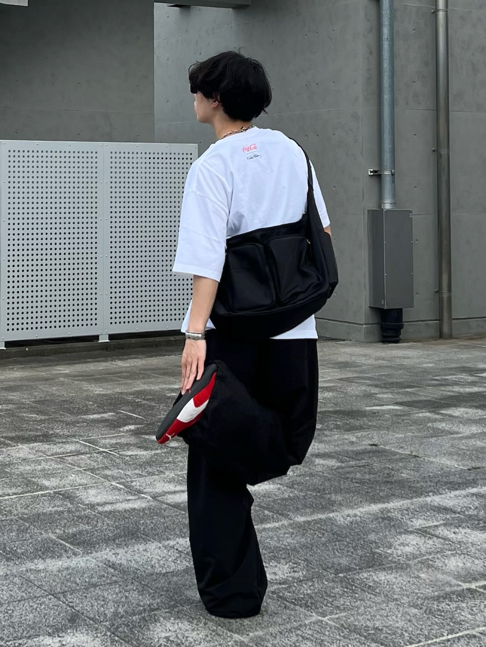 ブラック系のショルダーバッグ、ホワイト系のTシャツ/カットソー、ブラック系のその他パンツを着用したメンズの春コーディネートの3枚目の写真