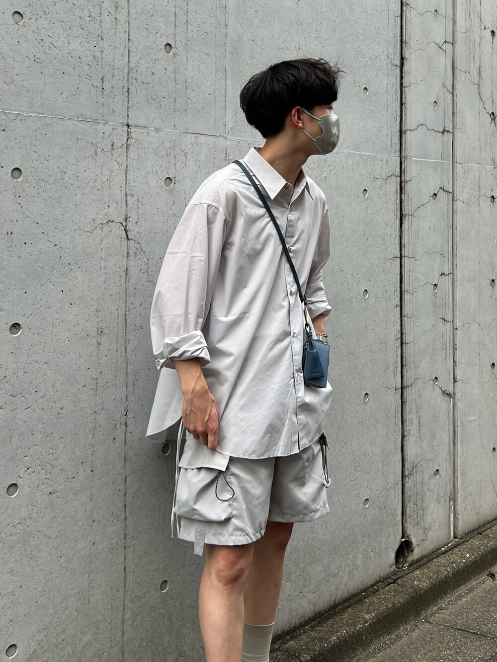 グレー系のスニーカー、グレー系のその他パンツ、グレー系のシャツ/ブラウスを着用したメンズの夏コーディネートの2枚目の写真