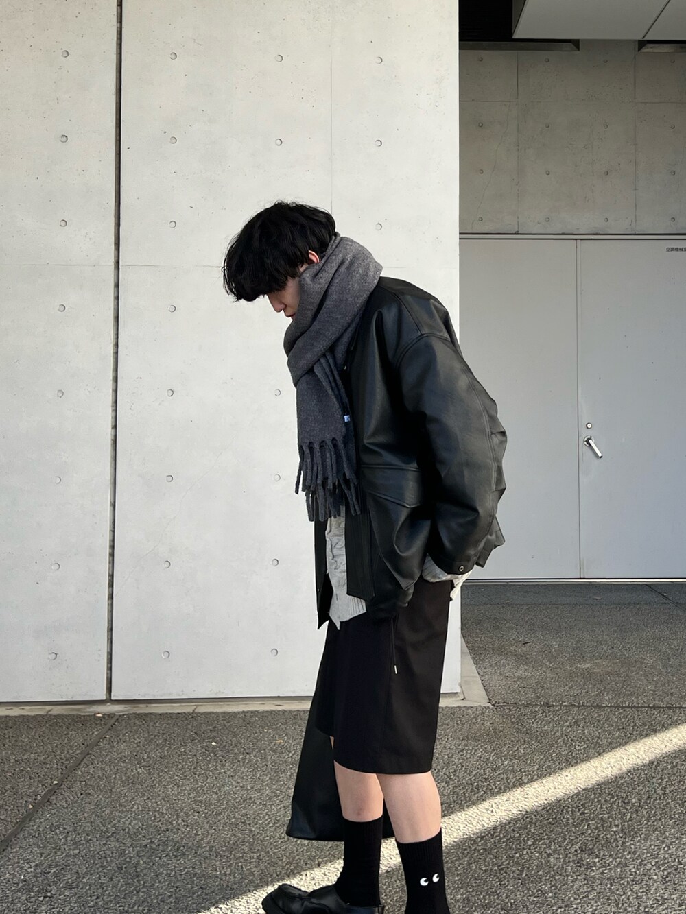 「新星WEARISTAにエントリー、ニット、WEARyouthコーデ、モノトーン、マフラーぐるぐる、ハーフパンツ、レザージャケット、きれいめカジュアル、マフラー、ローファー、厚底シューズ、マイベストコーデ2023、秋冬コーデ、冬コーデ、冬アウター」｜「shiki tokyoのHigh sole volume loafers  / ハイソールボリュームローファー（ローファー、ブラック系）」を使った、kenさん（メンズ・175cm）の冬コーディネートの2枚目の写真