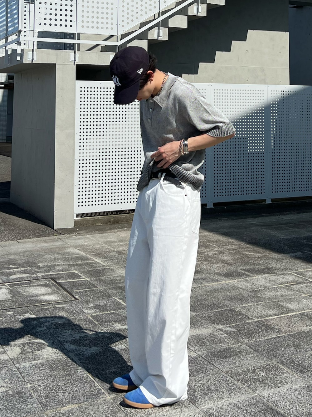 「スポーツミックス、白パンツ、ワイドパンツ、スニーカー、スニーカーコーデ、ニットポロ、夏コーデ、キャップ、韓国ファッション、シンプルコーデ、ストリートシック、お出かけコーデ、初夏コーデ、休日コーデ、シンプルスタイル」｜「adidasのadidas HERI SHOULDERBAG JC6001（ハンドバッグ、ブラック系）」を使った、kenさん（骨格ウェーブ・メンズ・175cm）の夏コーディネートの2枚目の写真
