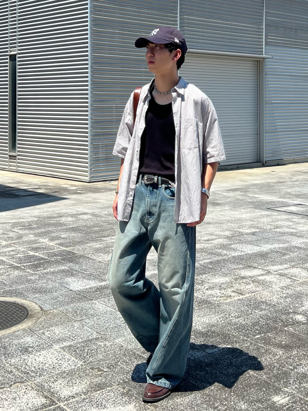 「デニム、デニムパンツ、シャツスタイル、シャツ、キャップ、タックイン、タンクトップ、ローファー、デートコーデ、ショルダーバッグ、ワイドパンツ、夏コーデ、半袖シャツ、韓国ストリート、シンプルコーデ」｜「WYM LIDNMのVINTAGE WASHED CURVED DENIM（デニムパンツ、ブルー系）」を使った、kenさん（骨格ウェーブ・メンズ・175cm）の夏コーディネートの2枚目の写真