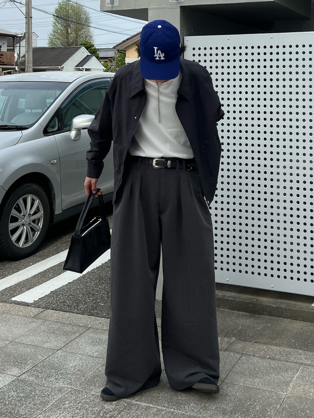 「最近のいい感じコーデ、大人カジュアル、スニーカー、スニーカーコーデ、スラックス、ワイドパンツ、タックイン、春アウター、春コーデ、タンクトップ、スポーツミックス、キャップ、ワントーンコーデ、プチプラ、プチプラコーデ」｜「WYM LIDNMのSLIGHT FLARE DOUBLE CLOTH BAGGY SLACKS（スラックス、グレー系）」を使った、kenさん（骨格ウェーブ・メンズ・175cm）の春コーディネートの2枚目の写真