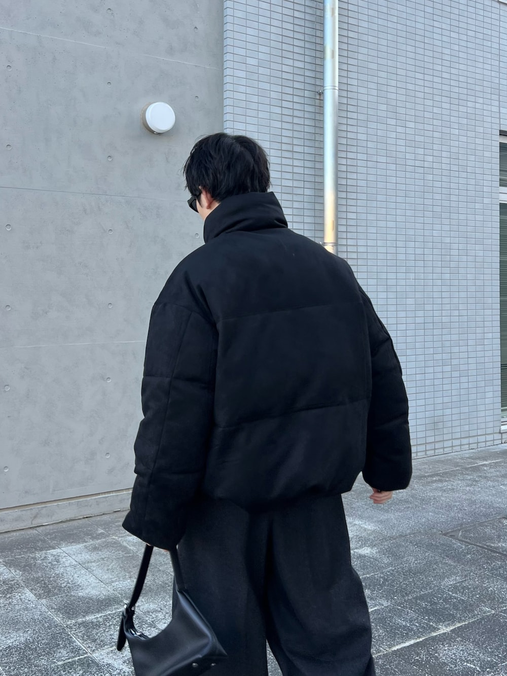 ブラック系のスニーカー、ブラック系のハンドバッグ、グレー系のシャツ/ブラウスを着用したメンズの冬コーディネートの3枚目の写真