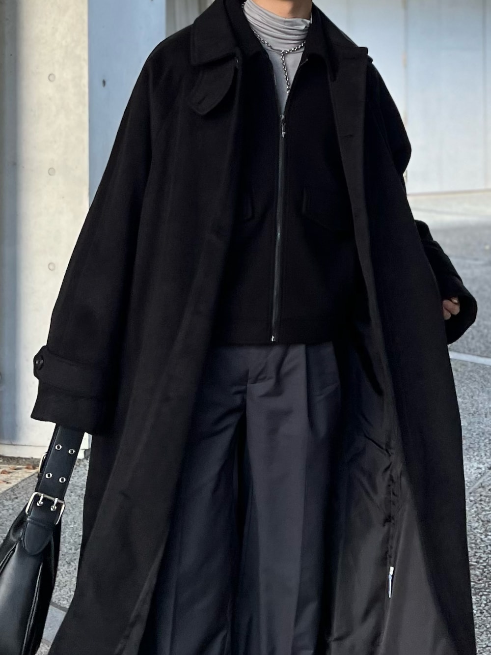 「冬コーデ、クリスマスに着たい服、マイベストコーデ2024、シンプルスタイル、ローファー、ブラウン、キャップ、ロングコート、冬アウター、モノトーン、ワイドパンツ、スラックス、タートルネック、厚底シューズ、プチプラ」｜「soerteのWide straight slacks/ワイドストレートスラックスパンツ（スラックス、グレー系）」を使った、kenさん（メンズ・175cm）の冬コーディネートの2枚目の写真