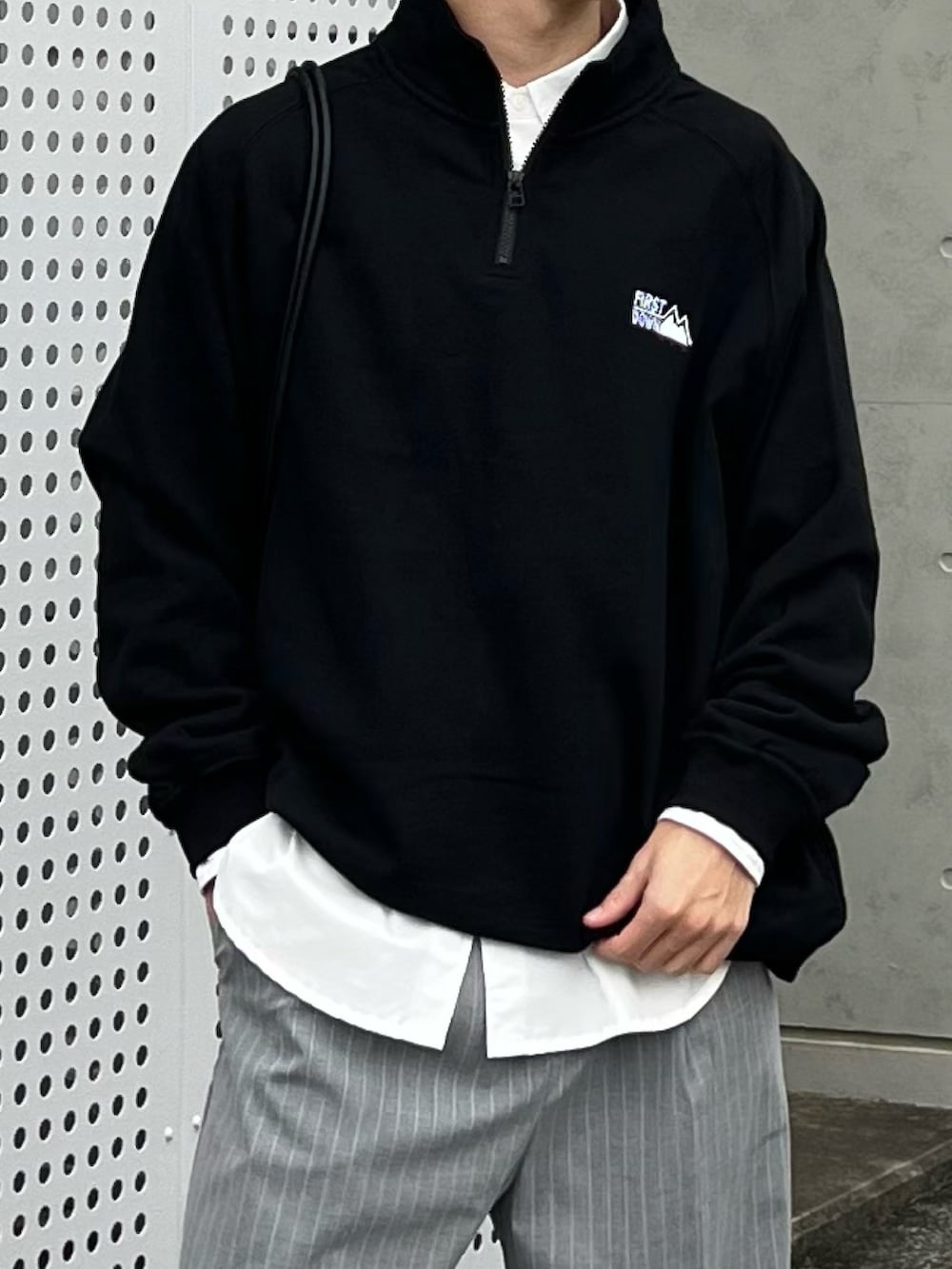 ブラック系のスウェット、ホワイト系のシャツ/ブラウス、グレー系のその他パンツを着用したメンズの秋コーディネートの3枚目の写真