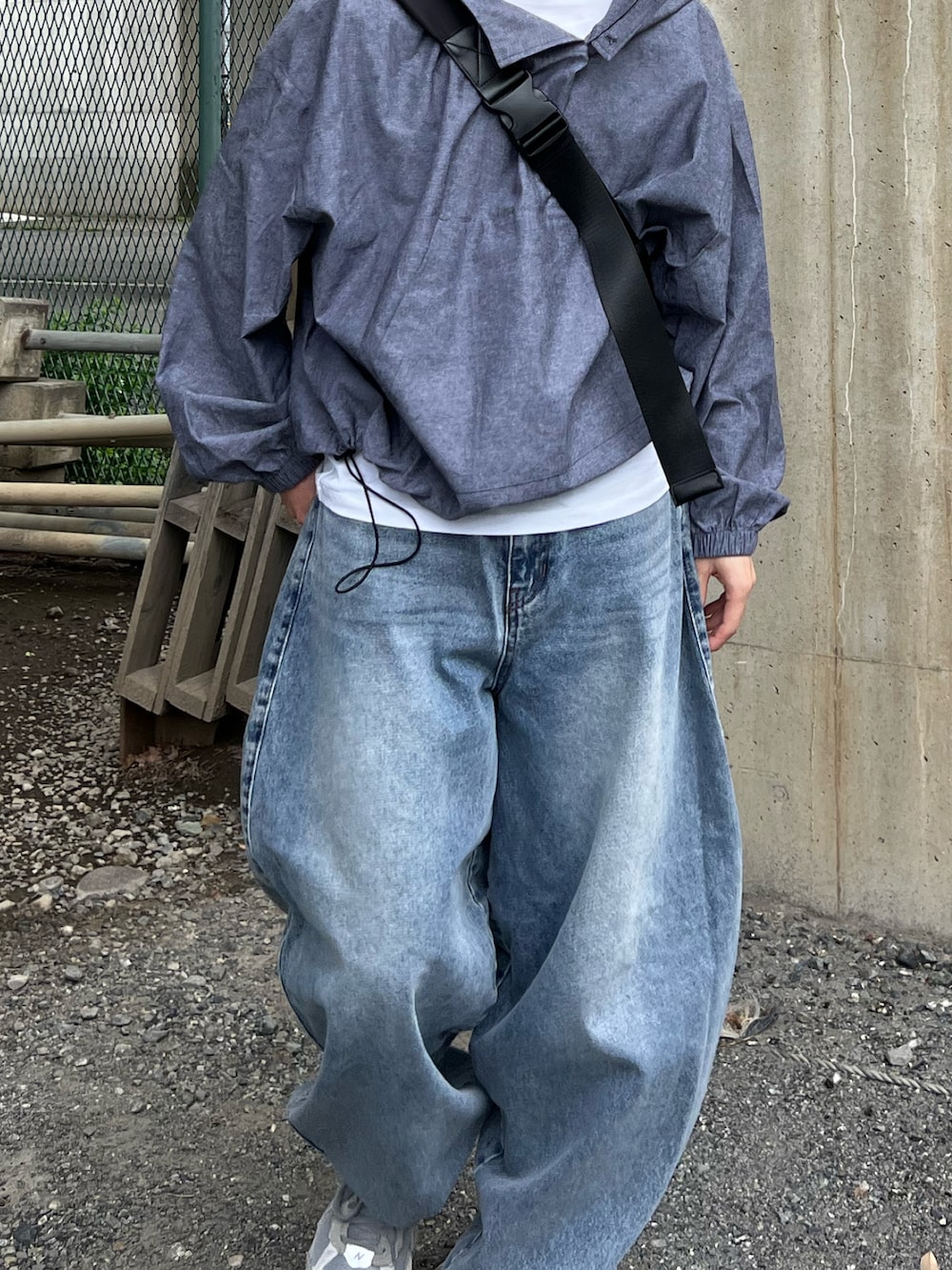 グレー系のスニーカー、ブルー系のデニムパンツ、ホワイト系のTシャツ/カットソーを着用したメンズの春コーディネートの2枚目の写真