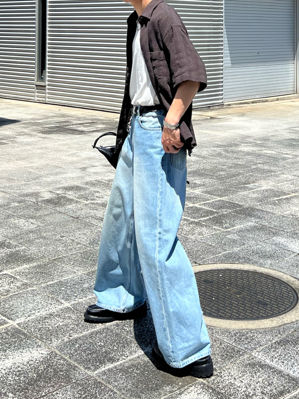 「夏ルックで気分アップ、デニム、シアートップス、デニムパンツ、シャツスタイル、シャツ、タンクトップ、タックイン、サンダル、ショルダーバッグ、プチプラ、プチプラコーデ、ワイドパンツ、きれいめカジュアル、夏コーデ」｜「COLONY 2139のワイドストレートデニム（デニムパンツ、ブルー系）」を使った、kenさん（骨格ウェーブ・メンズ・175cm）の夏コーディネートの3枚目の写真